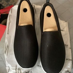 Skechers black mesh ladies shoes. Go a walk ahoy 9 wide NWT